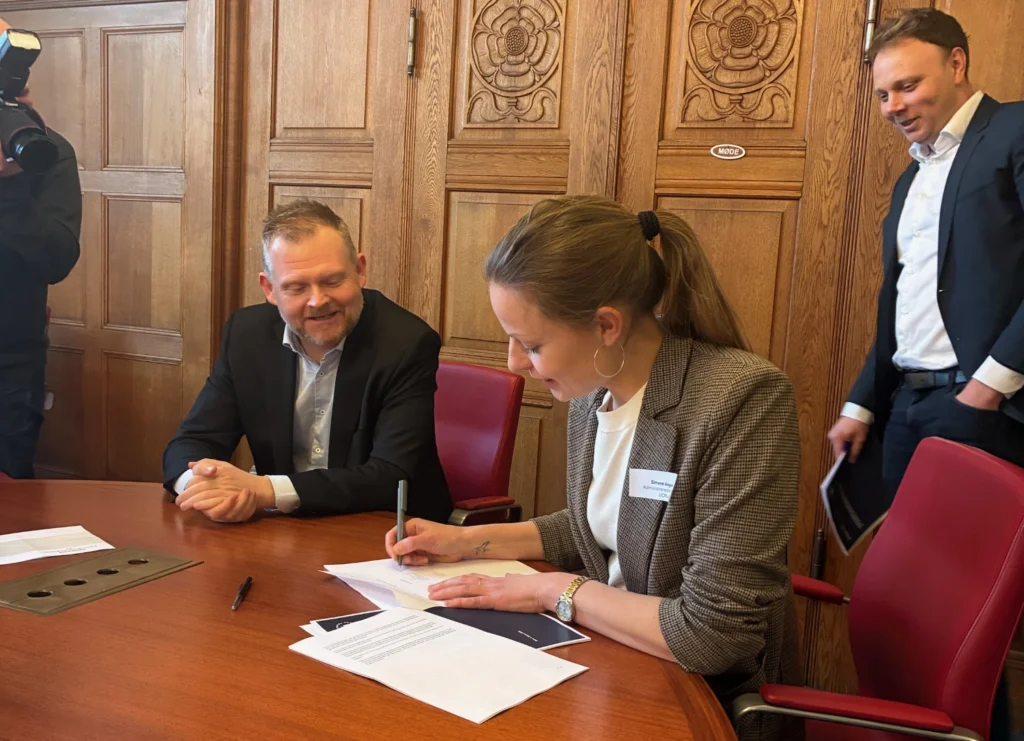 Simone Aagaard underskriver kontrakten Anna kursist